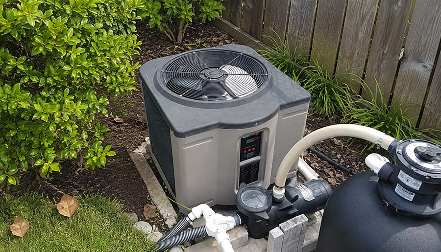 Thermopompe de piscine et système de filtration installés dans une cour